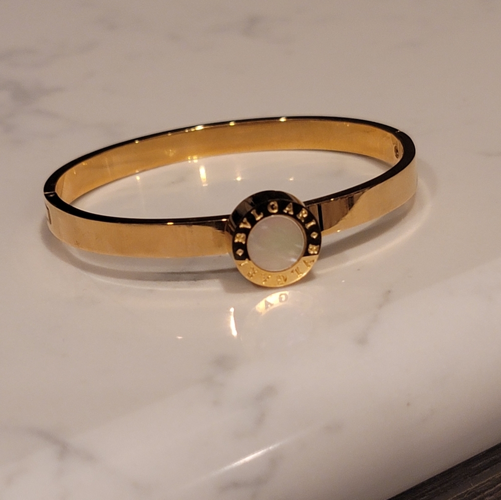 Bangle bracelet